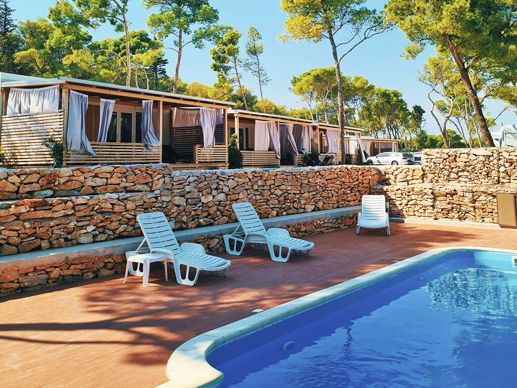 Mobile homes with pool at campsite Bunja